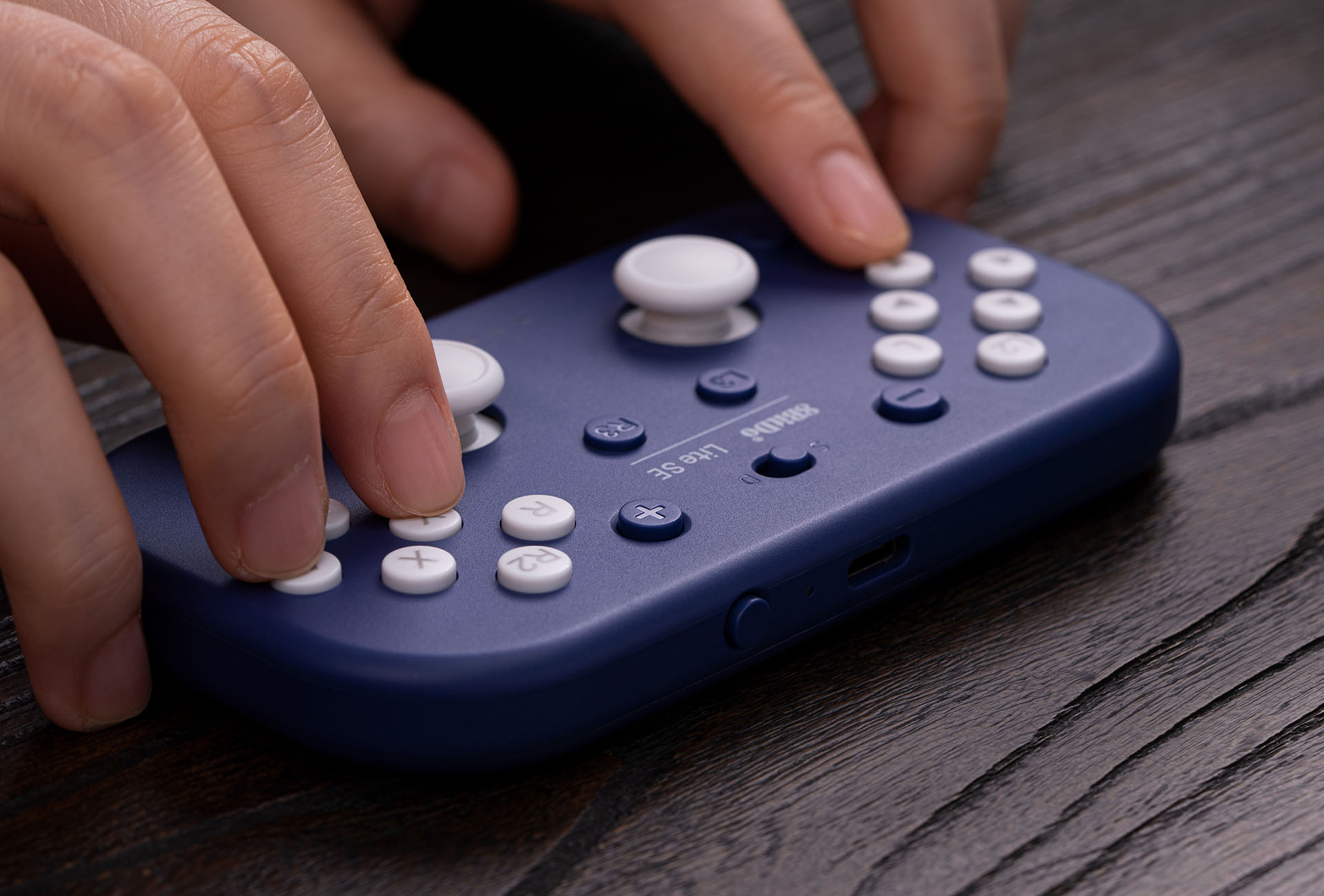 Top-down view of the 8BitDo Lite SE showing the face-mounted triggers and joysticks.